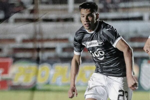 O volante Diego ómez tem 20 anos e é destaque do Libertad