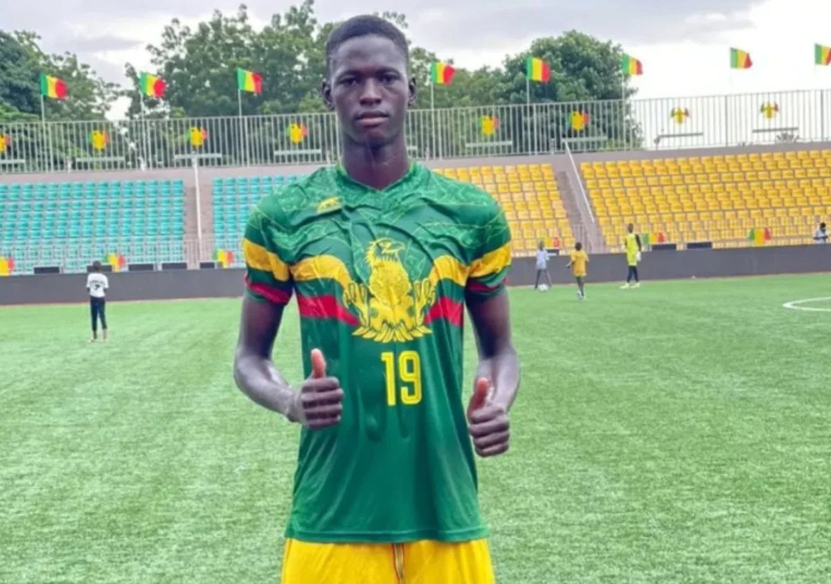 Palmeiras age em silêncio e prepara oferta por zagueiro africano