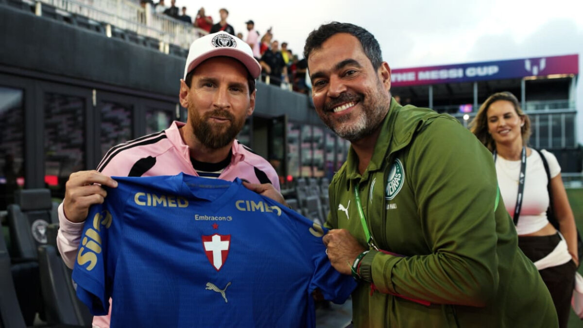 Palmeiras entrega presente para Lionel Messi após empate com Newell’s Old Boys na Messi Cup